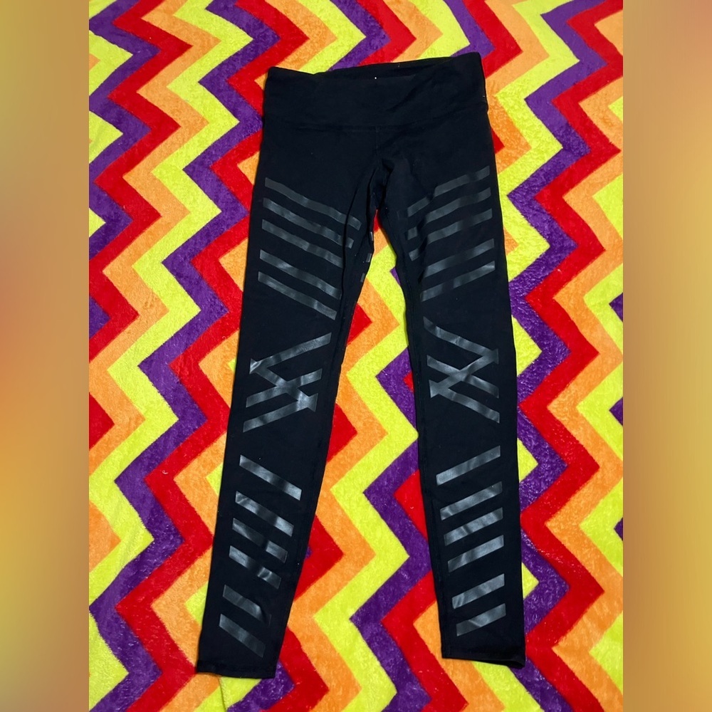ALO YOGA Airbrush Black Lineal Diagonal Stripe Leggings S Hailey Bieber - Picture 3 of 4